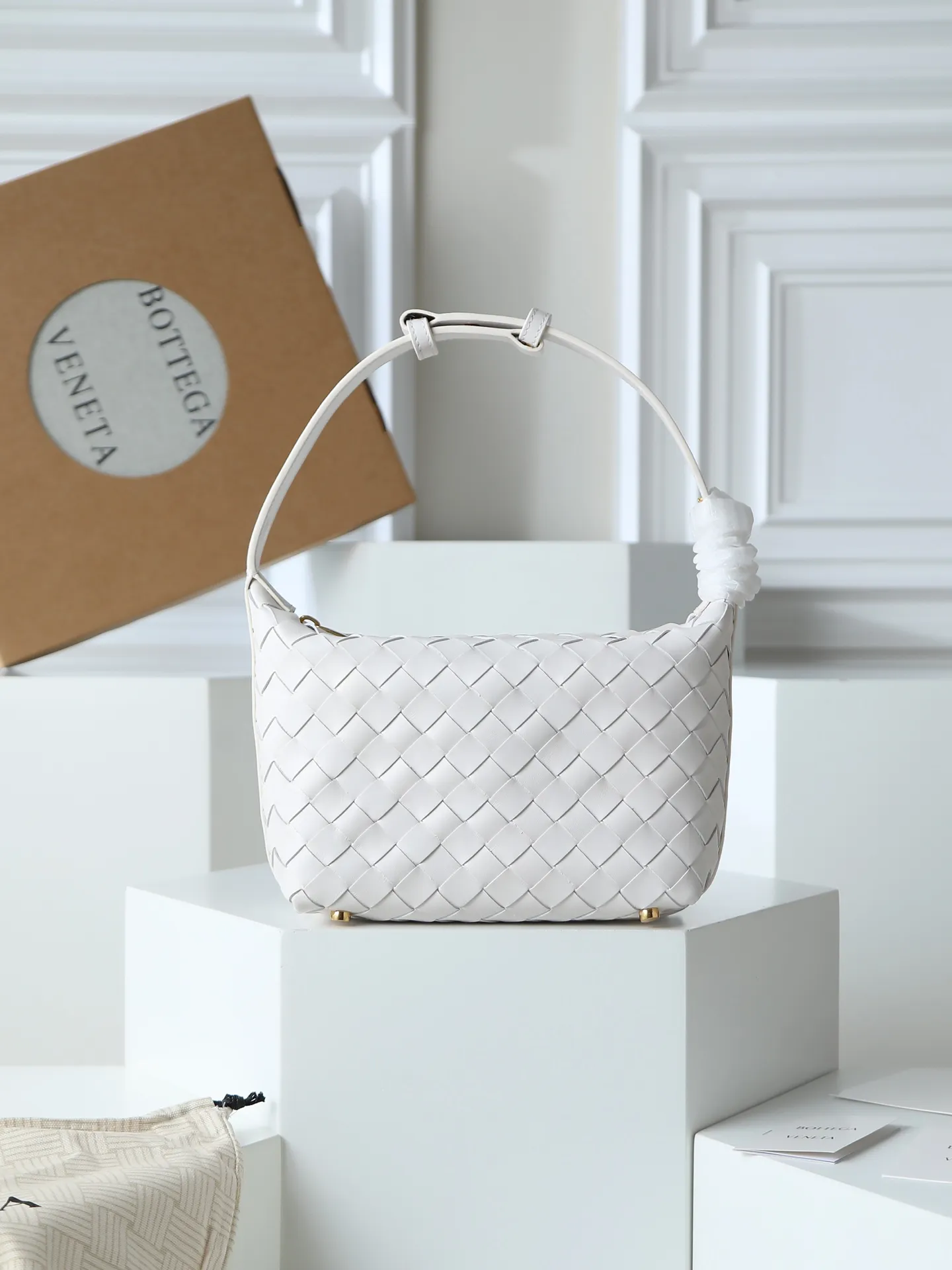 Batch 1620. A lunch bag that is predicted to be popular again this year. The entire bag is made of top-grade naa lambskin. It is very soft and lightweight. It also uses the intrecciato weaving process that the two founders spent several months developing from the beginning of the brand. It is completely hand-woven by Italian craftsmen. It perfectly reflects the craftsmanship of Bottega. The entire bag shape is also a very practical and popular lunch box bag shape. The slightly curved arc of the bag mouth can also better fit our wrists. Style number: 754443 Size: 22*13*9